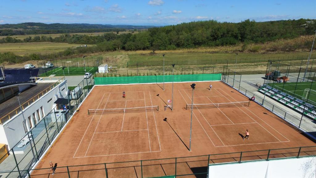 Tenis a/nebo squash v ubytování Forest Retreat&Spa nebo okolí