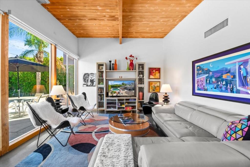 Palm Paradise Saltwater Pool & Hot Tub Escape, Palm Springsas ...