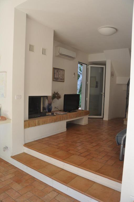 Televízia a/alebo spoločenská miestnosť v ubytovaní Tenuta le marze