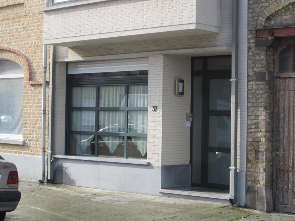 a door to a building with a car in it at Gasthuis In't Stad in Nieuwpoort