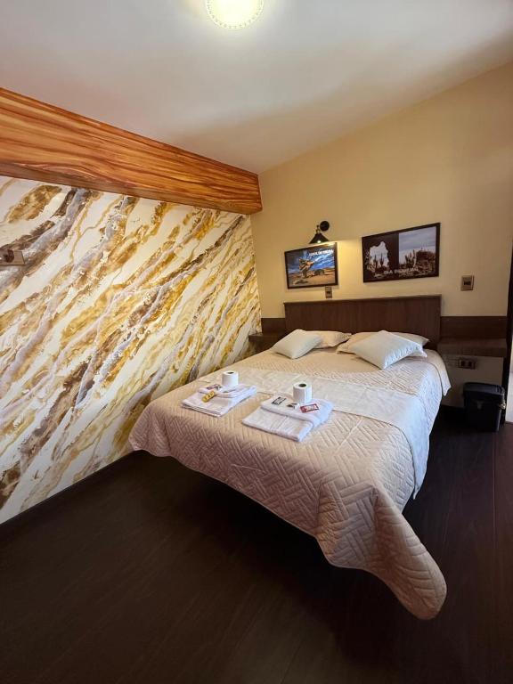 Llit o llits en una habitació de Hotel Elom