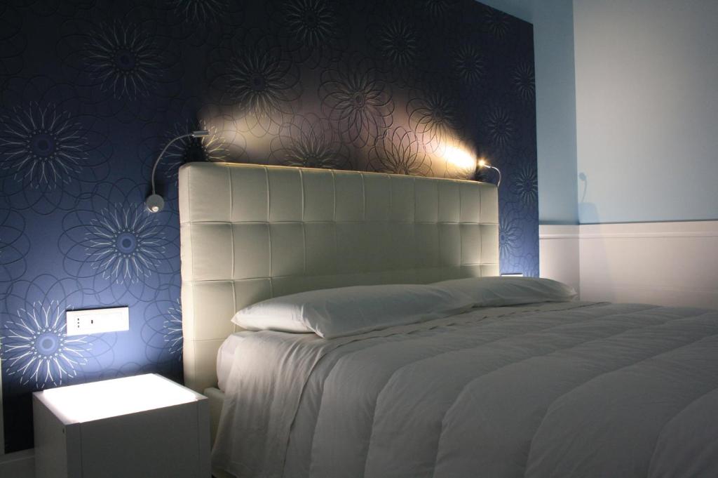 ローマにあるTuttelestrade - The apartmentのベッドルーム1室(青い壁の白いベッド1台付)