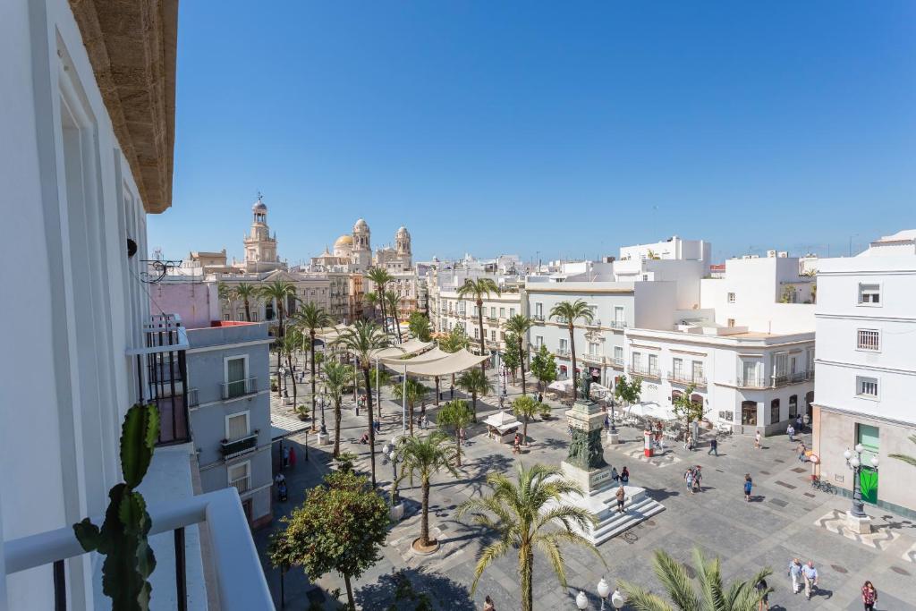 カディスにあるEl Balcon de MORET by Cadiz4Rentalsのヤシの木や建物のある市街の景色を望めます。