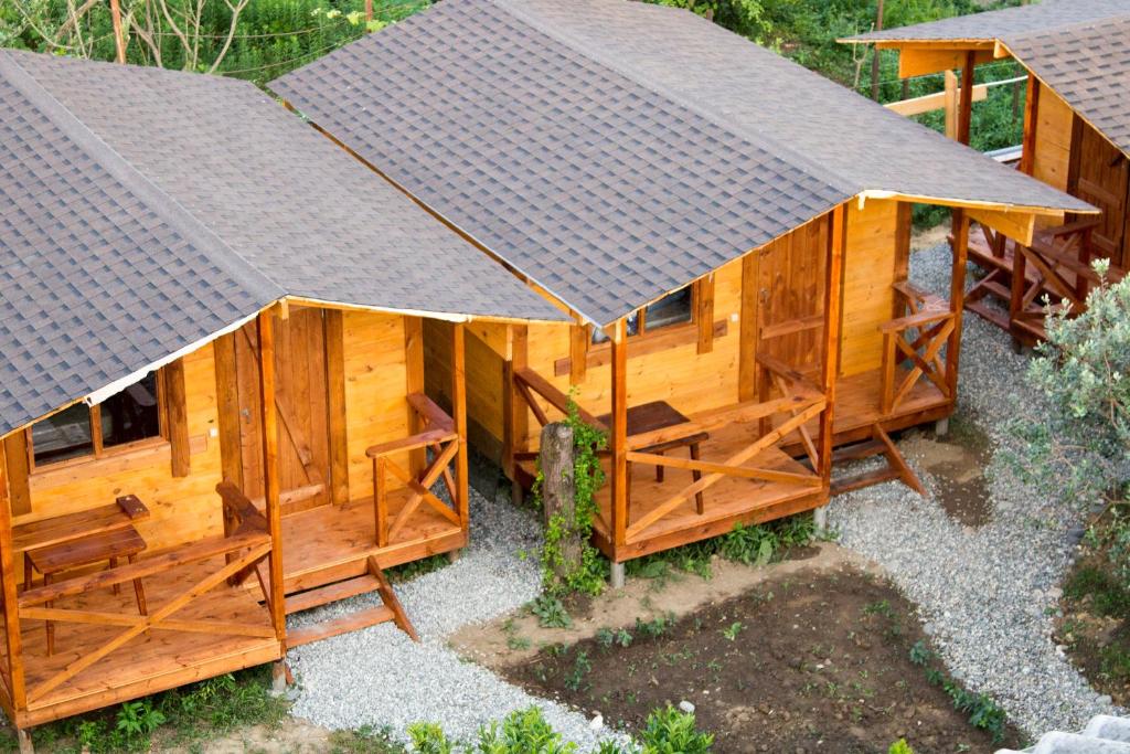 einen Blick über ein Holzhaus mit einem Dach in der Unterkunft Holiday home Teremki in Gagra