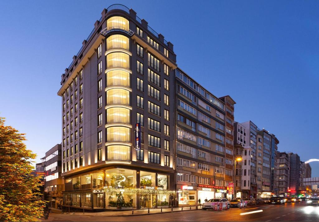 un immeuble de grande hauteur dans une rue de la ville la nuit dans l'établissement Bentley Hotel Bosphorus - Special Class, à Istanbul