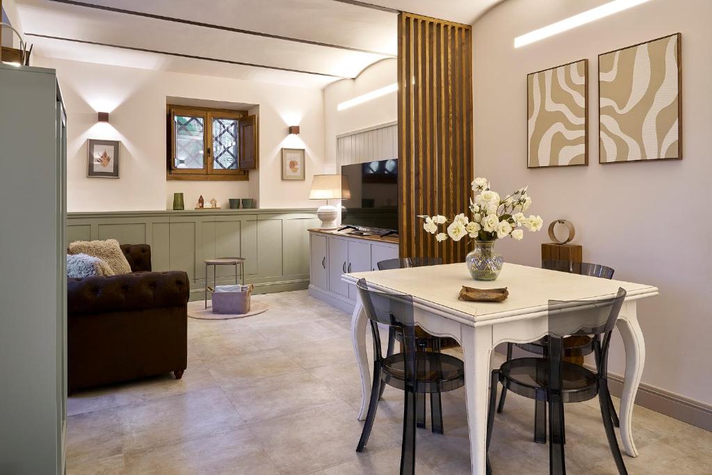 a kitchen and living room with a table and chairs at Casa Vicky in Città di Castello