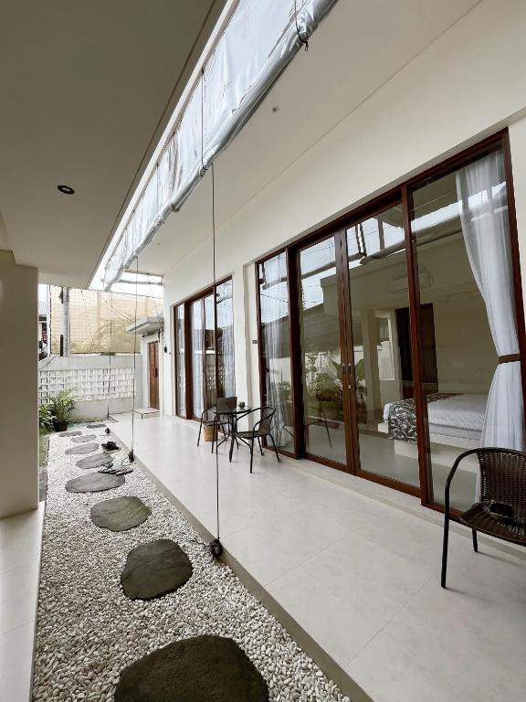 a house with a courtyard with a bed and windows at Ramady Guest House in Tumbak Bayuh