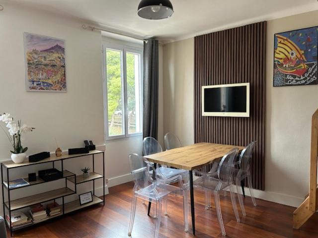 a dining room with a table and chairs at Le charme de Collioure in Collioure