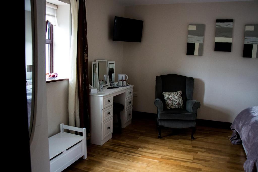 een slaapkamer met een bed, een bureau en een stoel bij Murray's Mountain View in Castlemaine