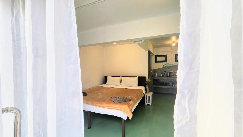 a room with a bed in a room with curtains at Feel home Private Studio in Ko Phangan
