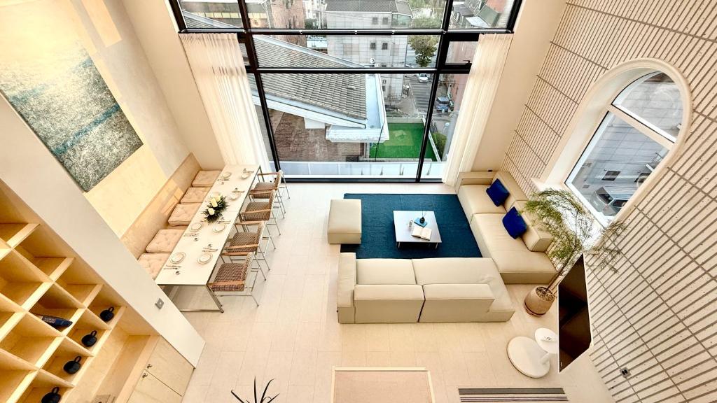 an overhead view of a living room with a couch at FORESTE Haus 포레스테하우스 in Seoul