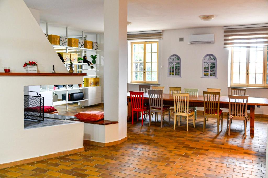 a kitchen and dining room with a table and chairs at Mary Jungle in Porto SantʼElpidio