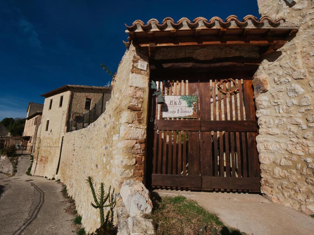 an old stone building with a wooden door at B&B Manca1Fiorino in Spoleto