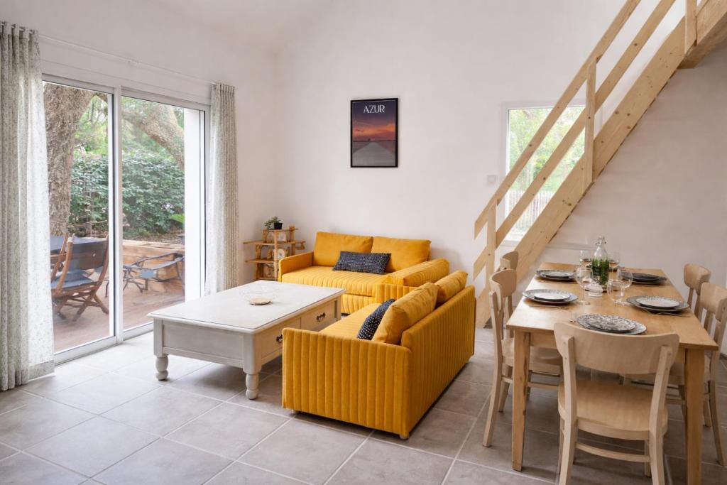 a living room with a yellow couch and a table at Gite du Lac T4 in Vieux-Boucau-les-Bains