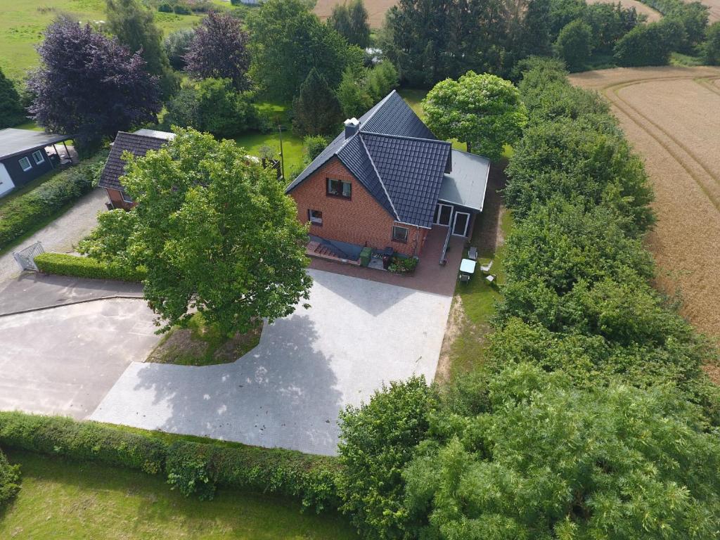 an overhead view of a house with a driveway at Ferienhaus Kappeln in Rabenkirchen-Faulück