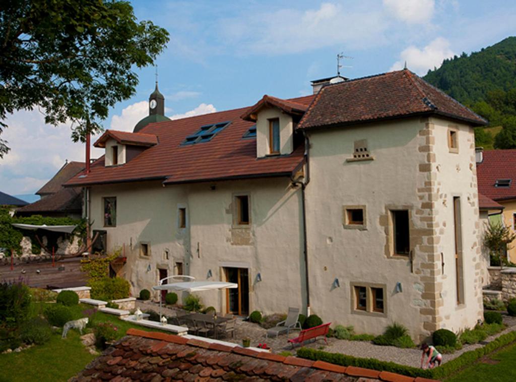 een groot wit gebouw met een rood dak bij Le Manoir in Chaumont