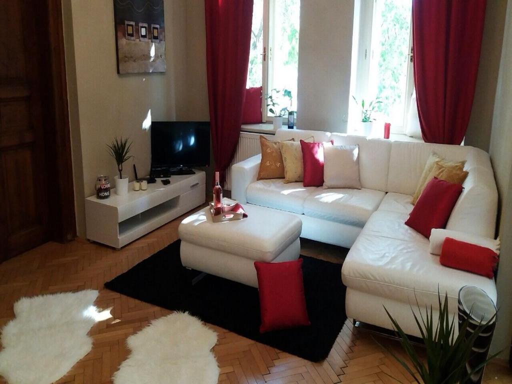 プラハにあるSpacious 3BDR Wenceslas Squareのリビングルーム(白いソファ、赤い枕付)