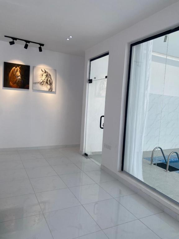 a room with a large window and a white wall at شاليه غيوم الفندقية in Taif