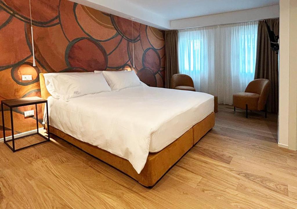 a bedroom with a large bed in a room at Boutique Hotel Magenta in Magenta