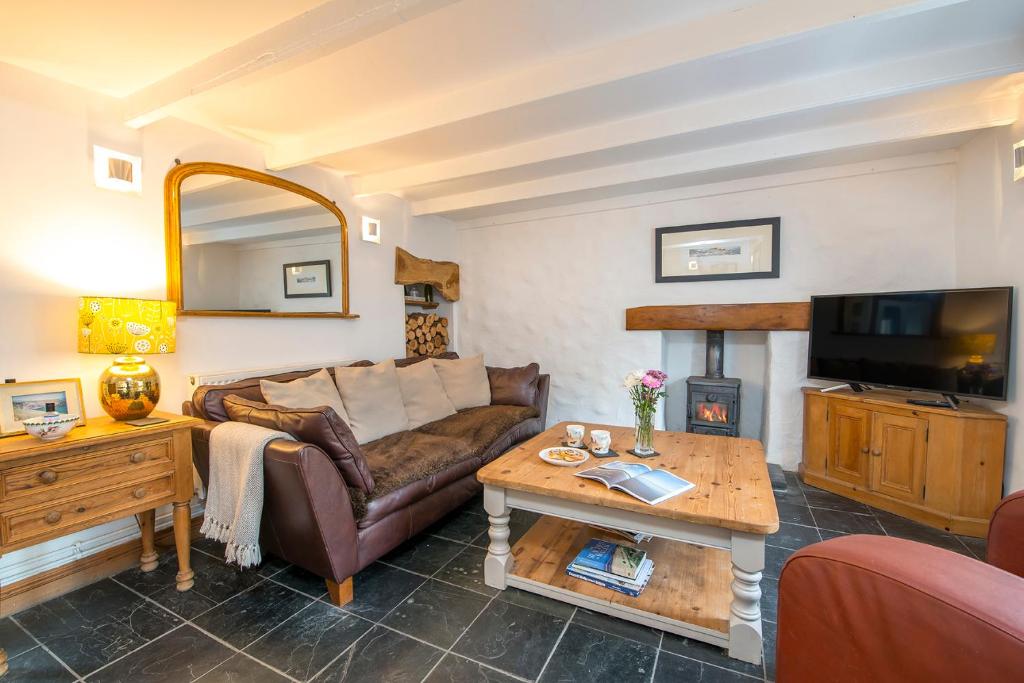 a living room with a couch and a table at Ty Draw in HAW