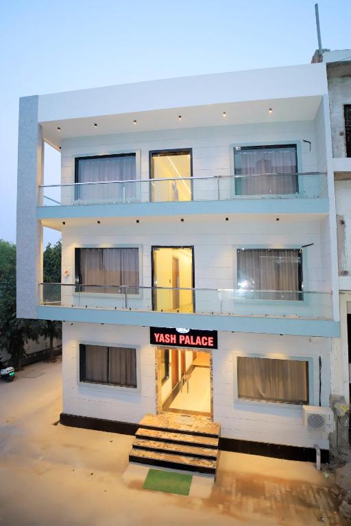 a white building with a sign that reads vacant palace at Hotel Yash Palace in Agra