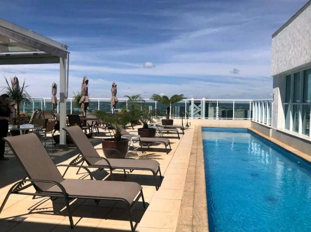 a swimming pool on the roof of a hotel at Apart no Hotel Saint Moritz n° 810 in Brasília