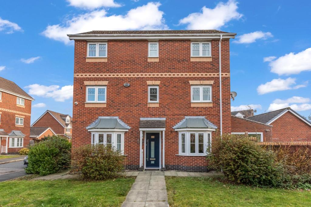 a red brick house with white windows at Ideal Budget Contractor Stay - 4B Home w en-suites in Great Sankey