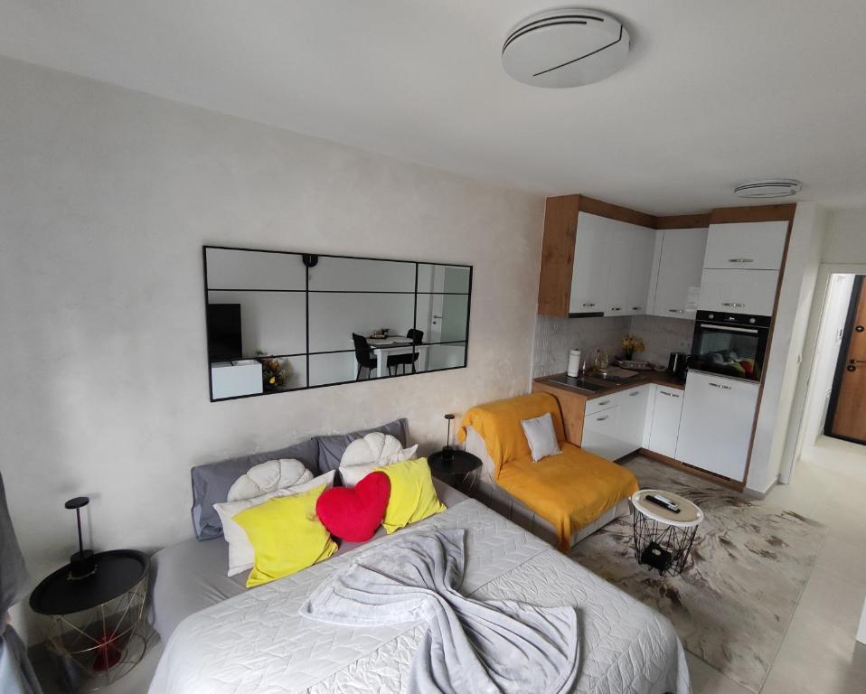 a living room with a bed and a kitchen at Apartman BULEVAR1 sa garažom in Doboj