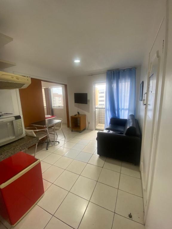 a living room with a couch and a table at Silva Hospedagem AMERICAN FLAT BEIRA MAR apartamento por temporada in São Luís