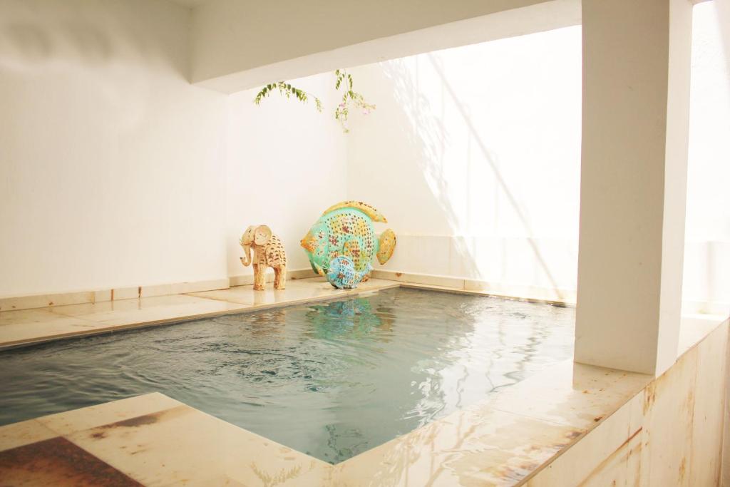 an indoor pool in a room with water on the floor at Stadthaus Ca Sa Batlessa in Arta in Artá