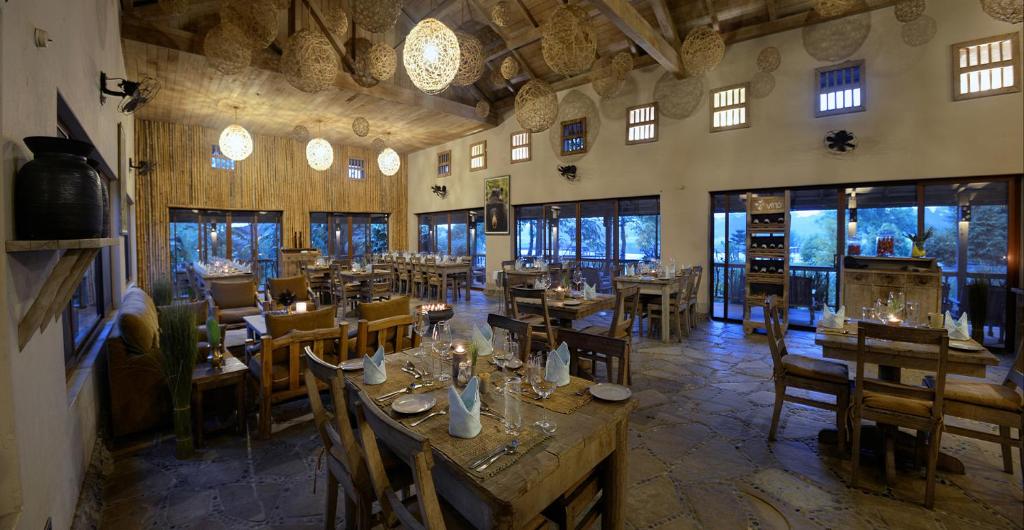 Un restaurante o sitio para comer en Barahi Jungle Lodge