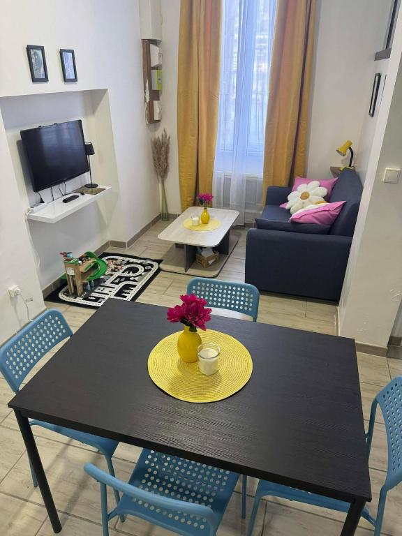 a living room with a black table and chairs at Le studio de Jazzy in Fécamp