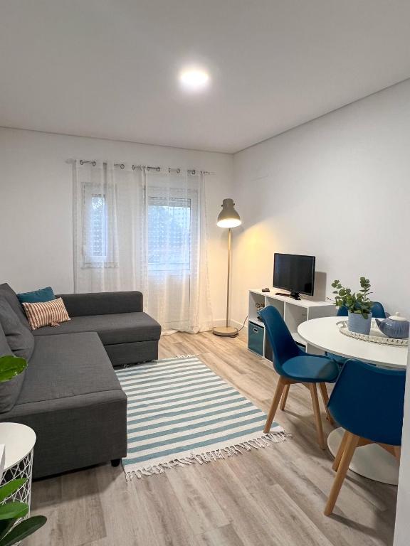 a living room with a couch and a table at Casa Rosa in Parede
