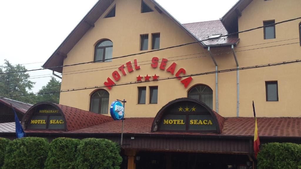 カリマネシュティにあるMotel Seacaのホテルの看板が目印の建物
