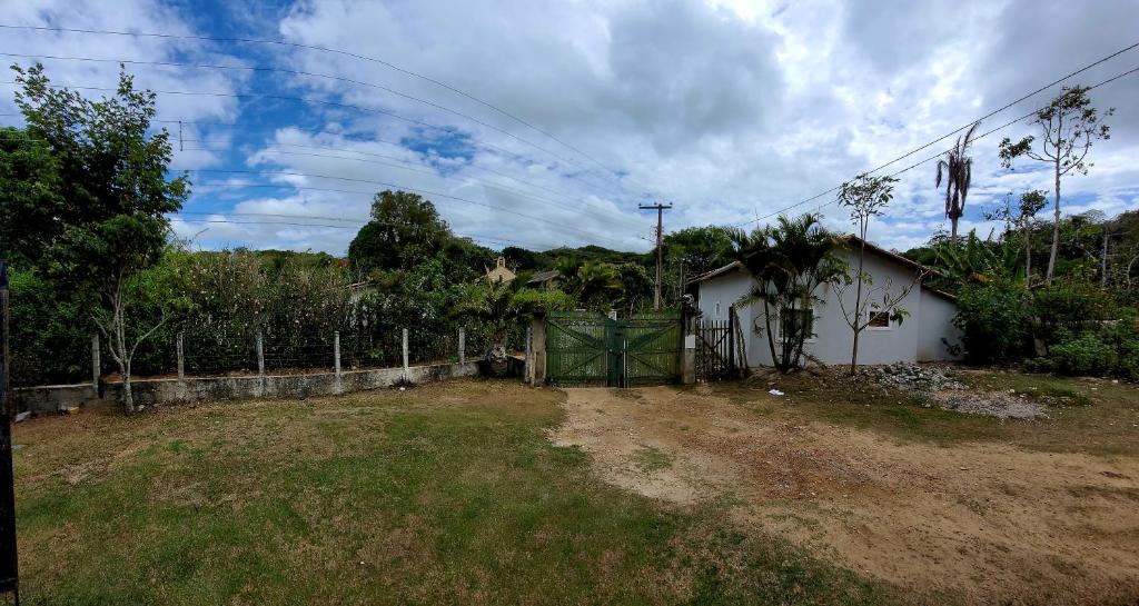un cortile con una recinzione e una casa di Sítio Guanabara a Guaramiranga