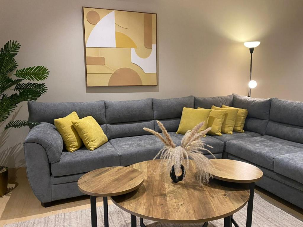 a living room with a couch and a table at Vera 1 Apartment شقه أنيقه بالخبر بثلاث غرف نوم وصاله تتسع ل 6 اشخاص in Al Khobar
