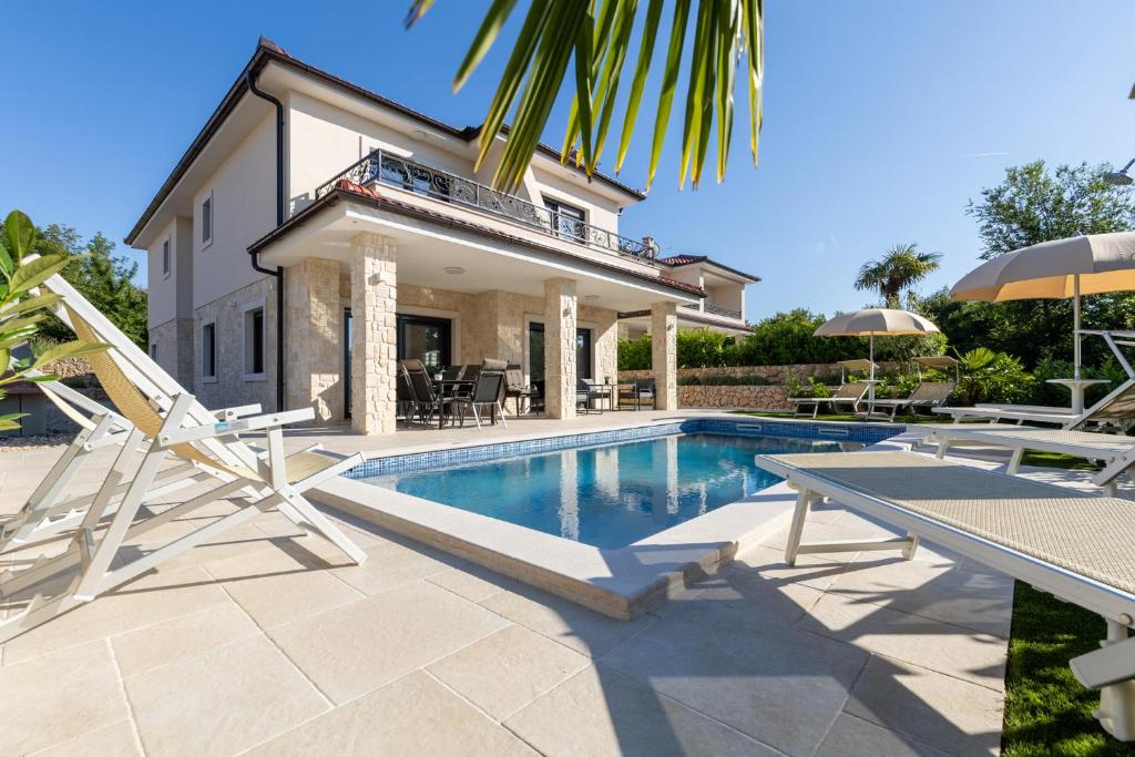 Luxury Villa Laura with Jacuzzi in Malinska