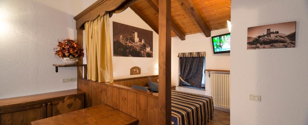Pokój z drewnianym pokojem z kanapą i oknem w obiekcie Hotel Residence Chateau w mieście Saint-Pierre
