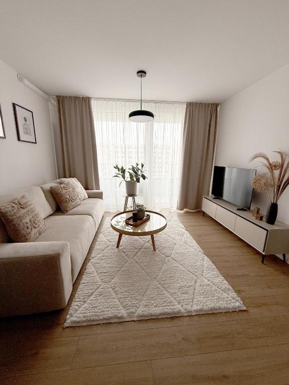 a living room with a couch and a tv at apartman Sole in Trnava