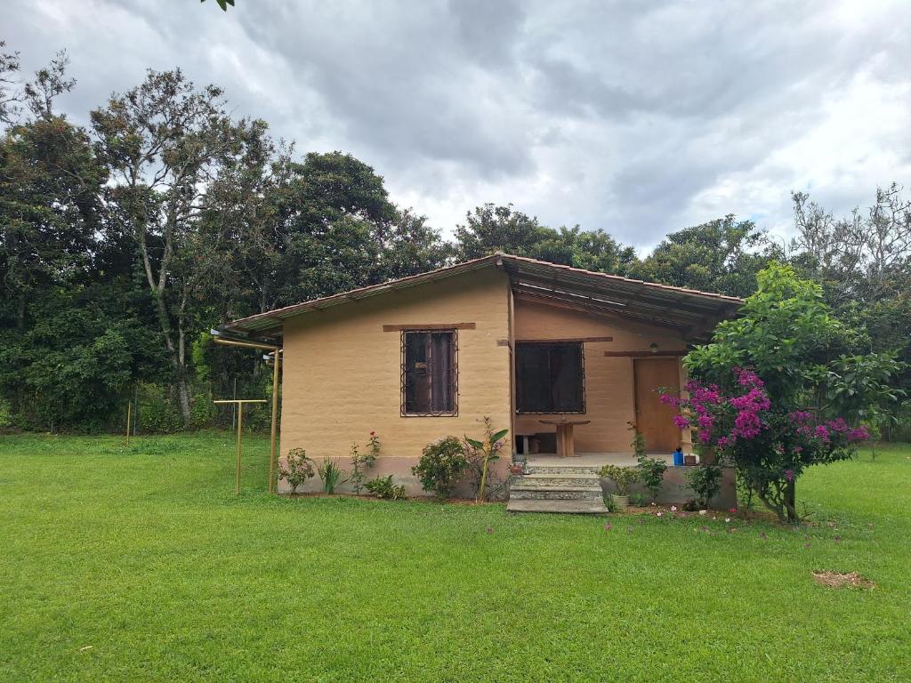 a small house in the middle of a yard at Casa Solomaco in Vilcabamba
