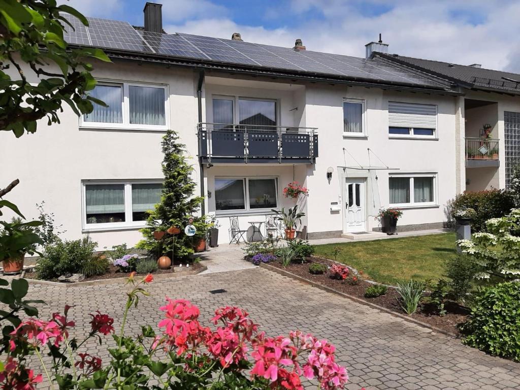a house with flowers in the front yard at Ferienwohnung Schabmüller in Kelheim