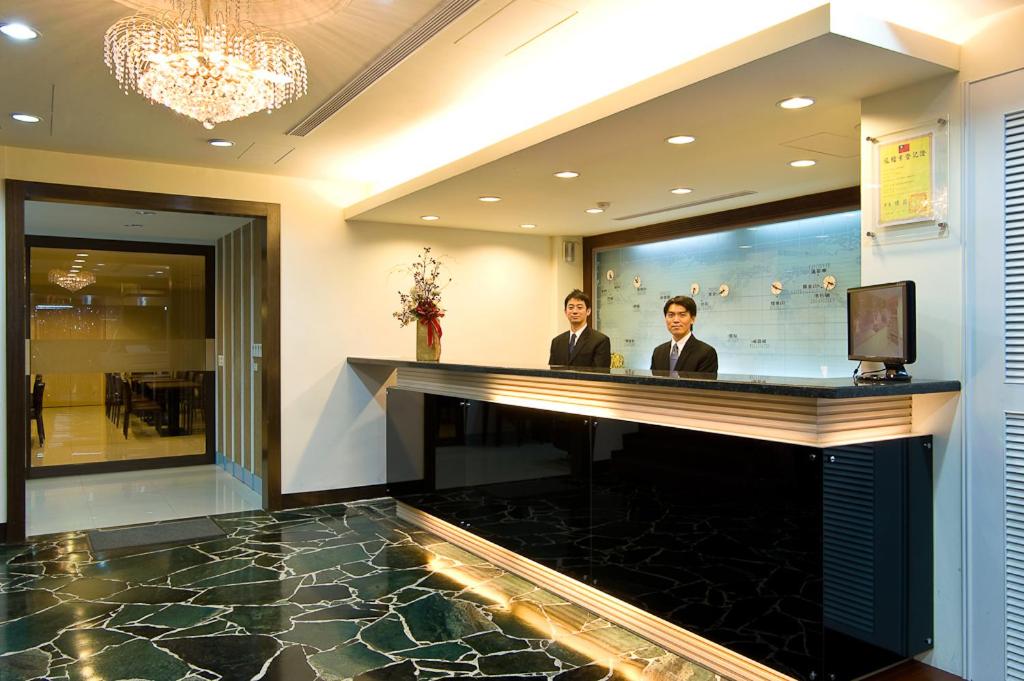 zwei Männer standen an einer Bar in der Hotellobby in der Unterkunft Hotel Skoal in Kaohsiung