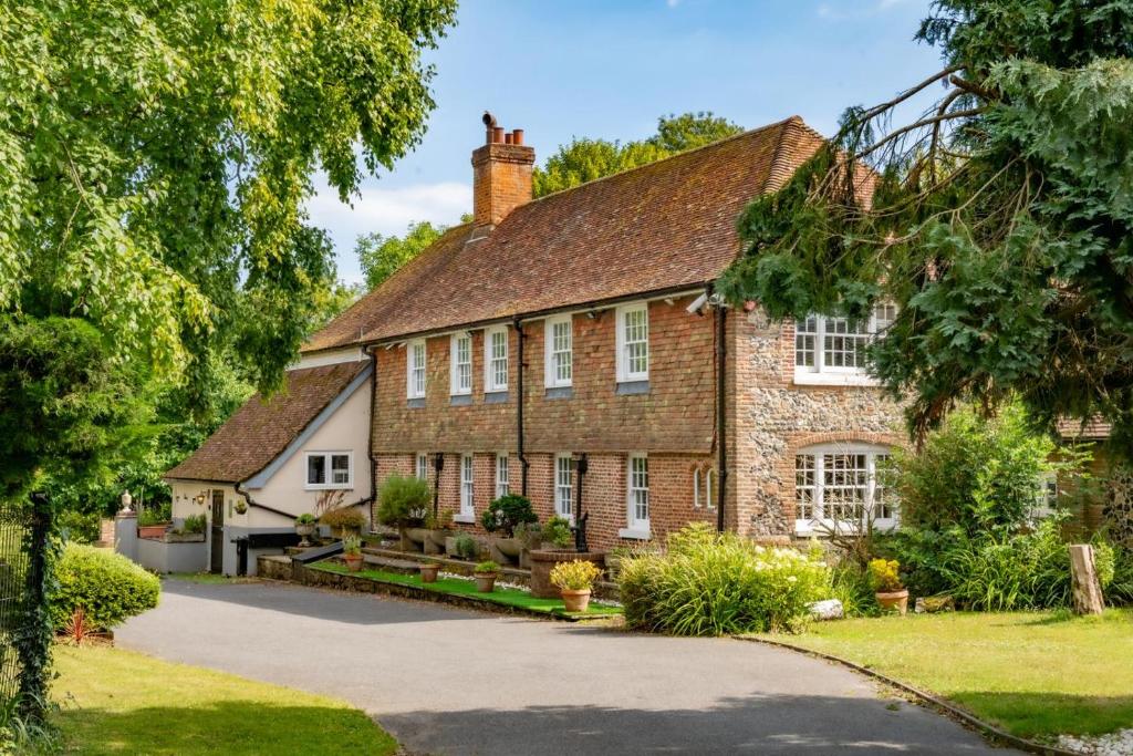 an old brick house with a driveway at 9 Bed in Alkham oc-m34784 in Swingfield