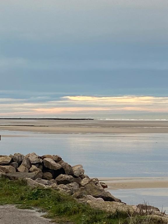 plaża z mnóstwem skał w wodzie w obiekcie Lapacy Hardelot w mieście Neufchâtel-Hardelot