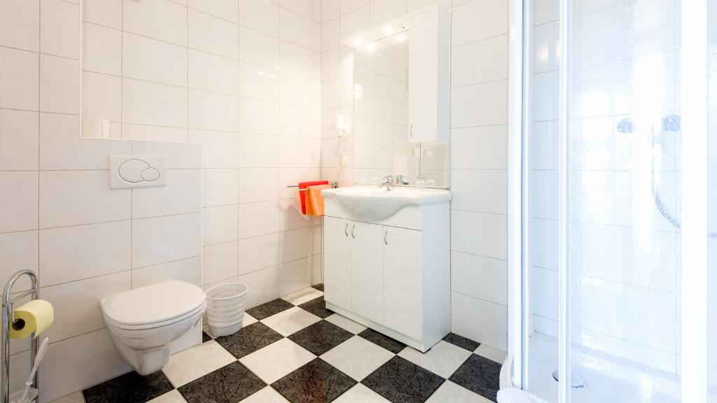 Pension Helios - Salle Familiale (2 Adultes + 1 Enfant) Avec Balcon