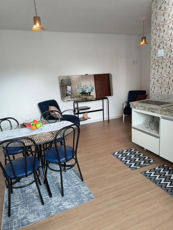 a kitchen and dining room with a table and chairs at Flat Equipado no Centro - Conforto in Governador Valadares