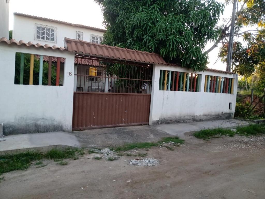 a house with a brown and white fence at Casa da Vovó Ivete in Guarapari