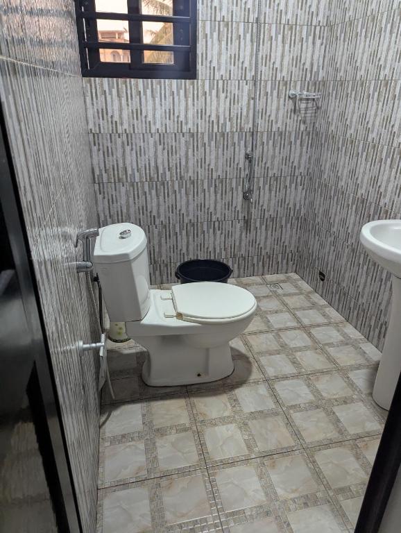 un bagno con un water e un lavandino di Meublé ETRAB a Komé