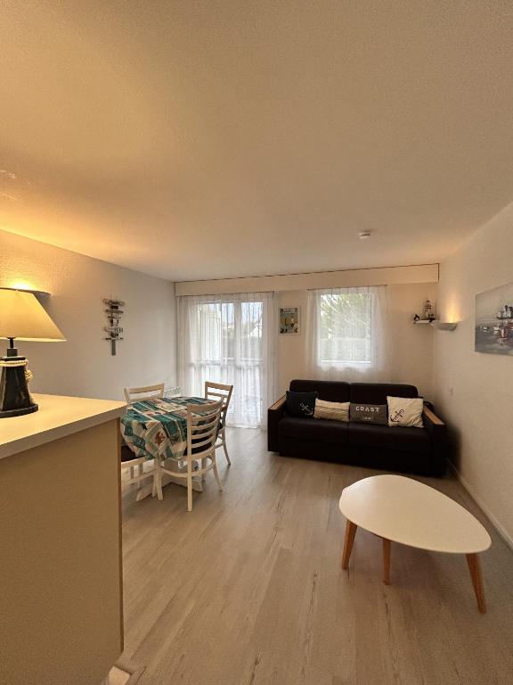 a living room with a couch and a table at Topette Les Mouettes in Quiberon