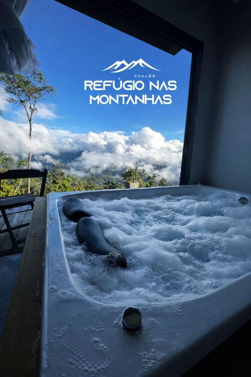a seal in a bath tub in a tv screen at Chalé Refugio nas montanhas in Guaratuba